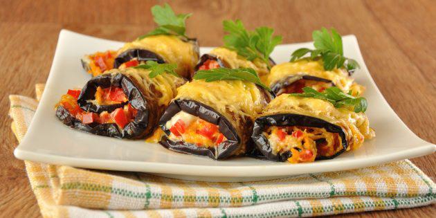 Баклажановые рулетики с перцем и соусом маринара