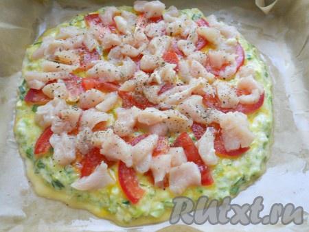 Далее выложить небольшие кусочки порезанного куриного филе. Посолить немного и поперчить сверху. Посыпать прованскими травами.