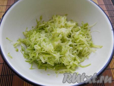 Кабачки натереть на крупной терке, немного посолить и отжать. Выделившуюся жидкость слить.