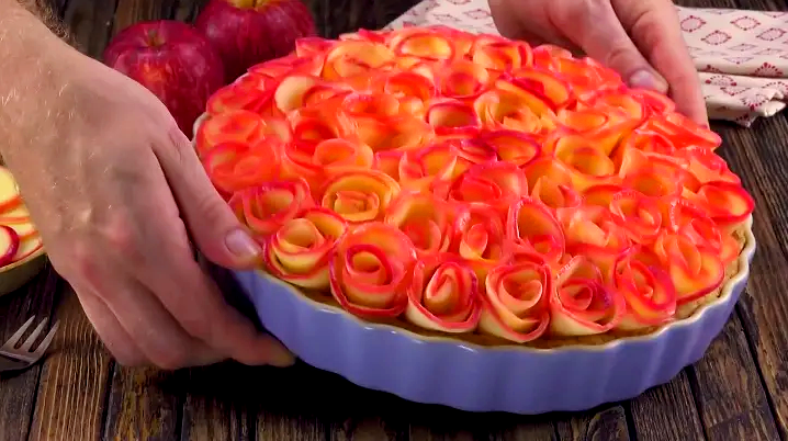 Яблочный пирог с розами