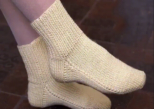 Вяжем носки без шва на двух спицах