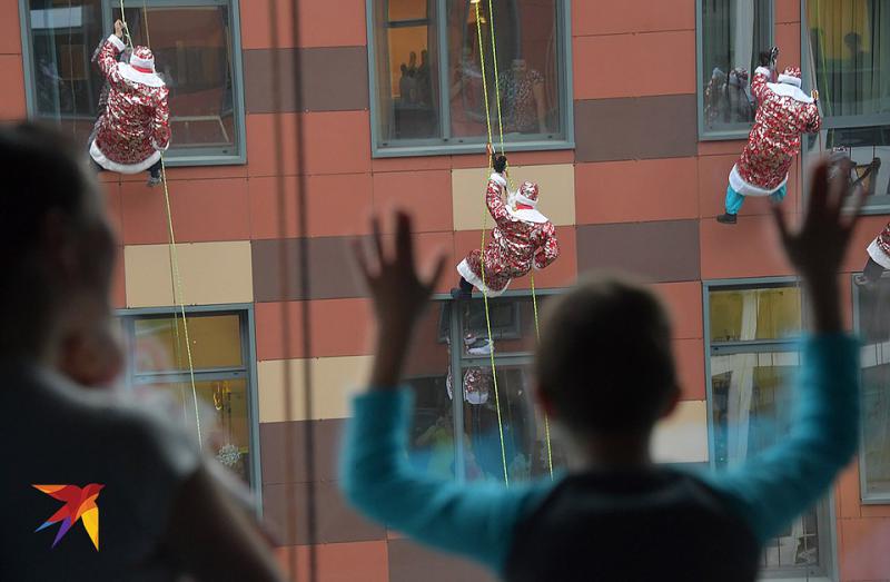 Десант из 60 Дедов Морозов высадился на крыше детской больницы