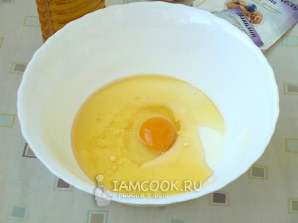 Соединить кефир, масло и яйцо