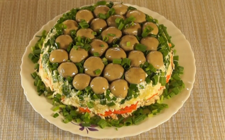 Слоеный салат «Грибная поляна» с шампиньонами