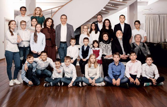 Миллиардер и самый многодетный отец России Роман Авдеев: Как воспитать 23 ребенка