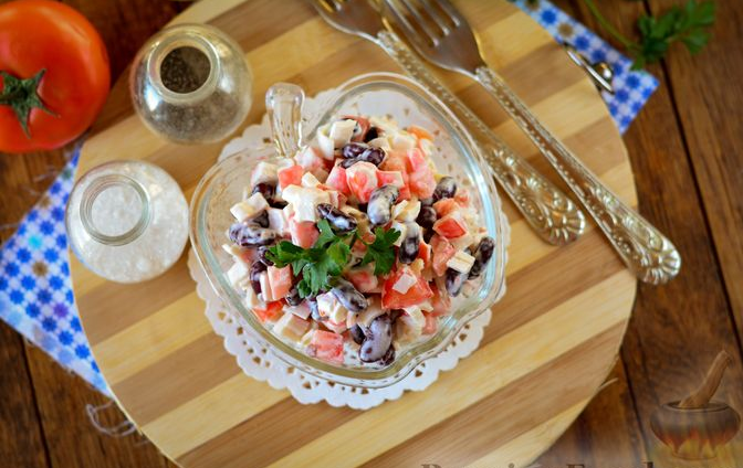 Салат из фасоли с крабовыми палочками и помидорами. Видео рецепт