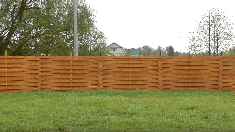 Плетеный забор из дерева для вашего участка - красиво и надежно