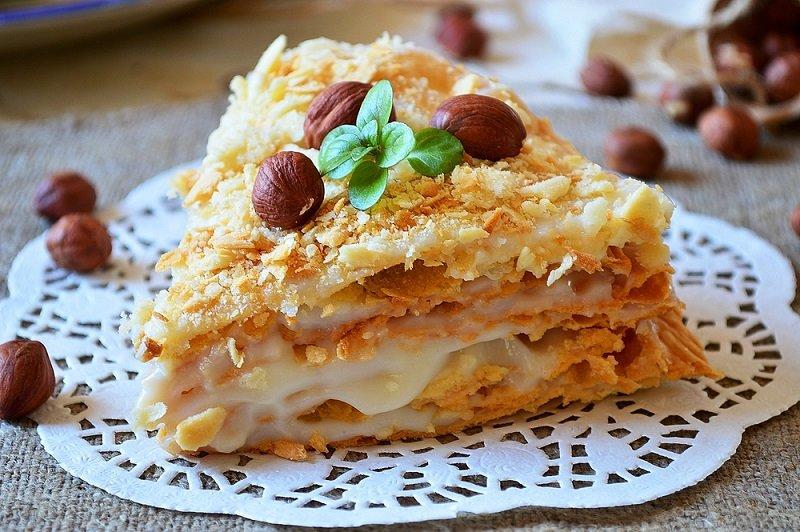 Слоеный пирог с вареной сгущенкой и орехами