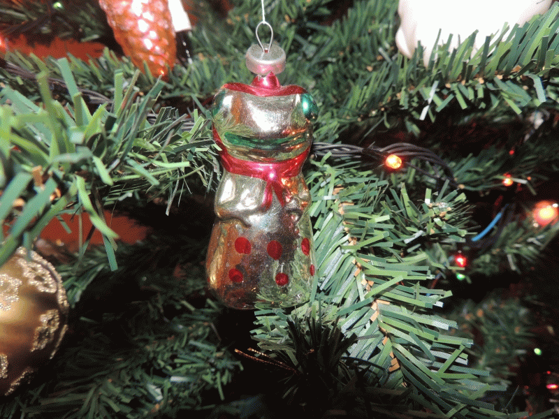 Елочная игрушка оказалась волшебной.