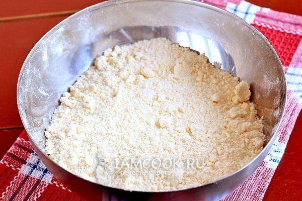 Смешать масло с сухой смесью