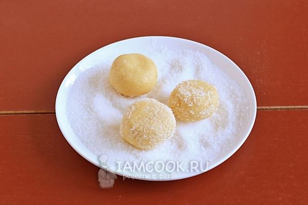 Обвалять шарики из теста в сахаре