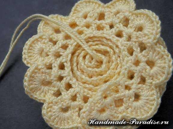 Вязаный коврик из розочек крючком (9)