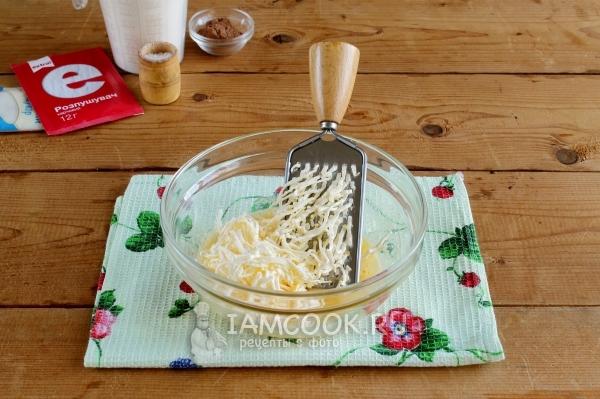 Добавить тертый маргарин