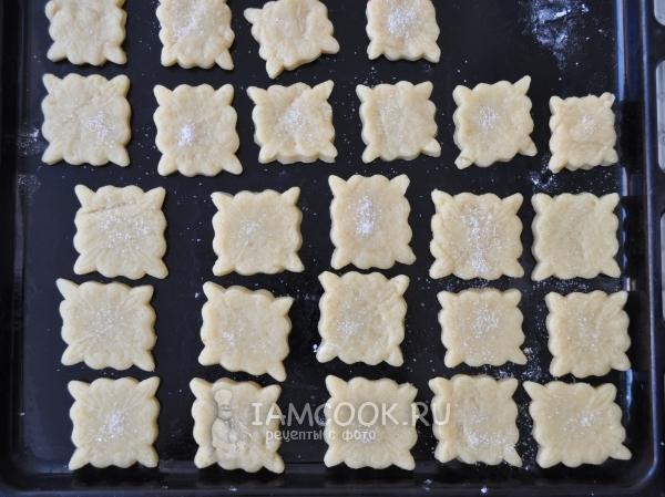 Раскатать и вырезать печенье из теста