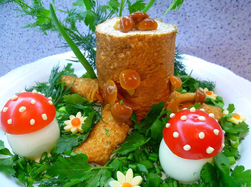 Праздничный салат «Пенек» с опятами
