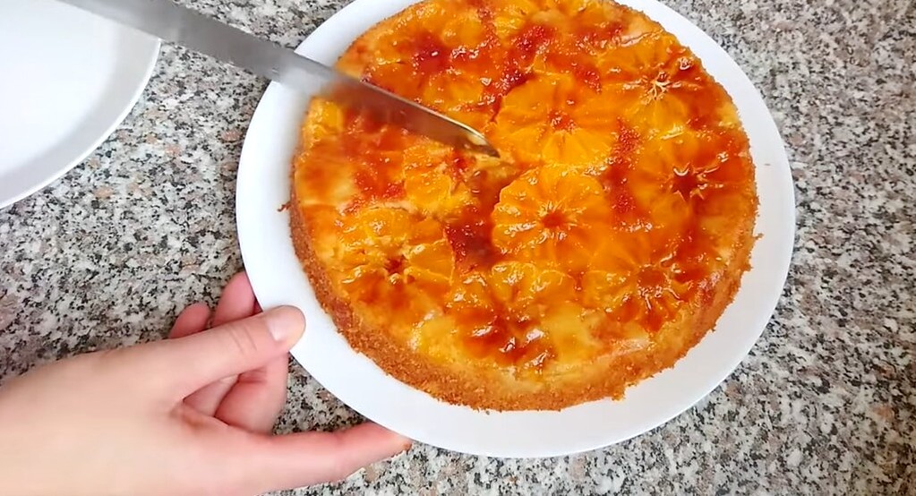 Карамельный пирог с мандаринами в духовке и на сковороде