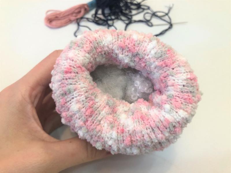 Набиваем носок синтепоном