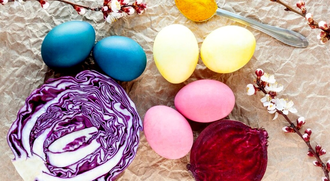 Как покрасить яйца без красок и химии
