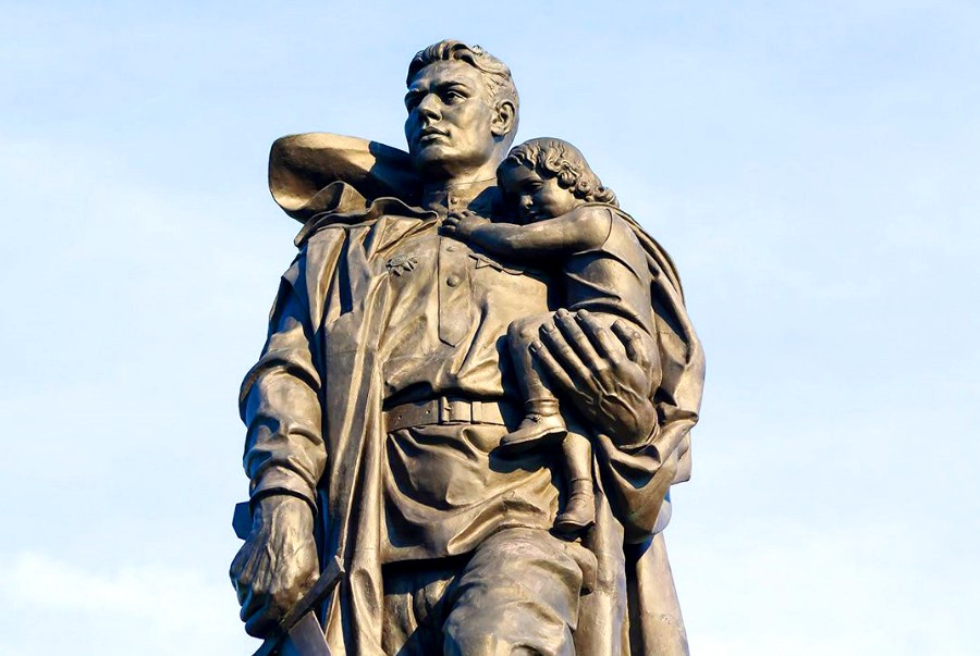 История памятника Воину-освободителю в Берлине