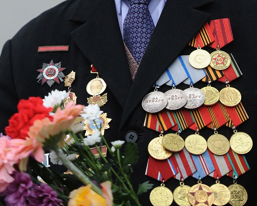 Ветеран с орденами и медалями фото