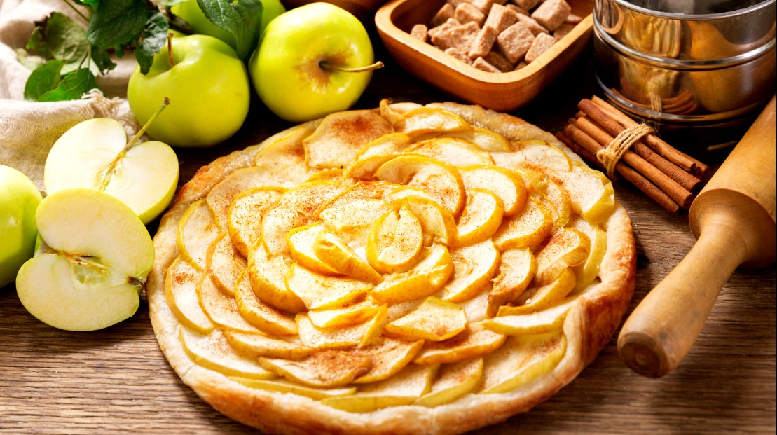 Вкуснейший яблочный пирог с карамелью и орехами