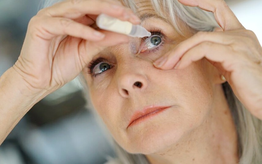 10 лучших глазных капель от слезотечения для пожилых людей